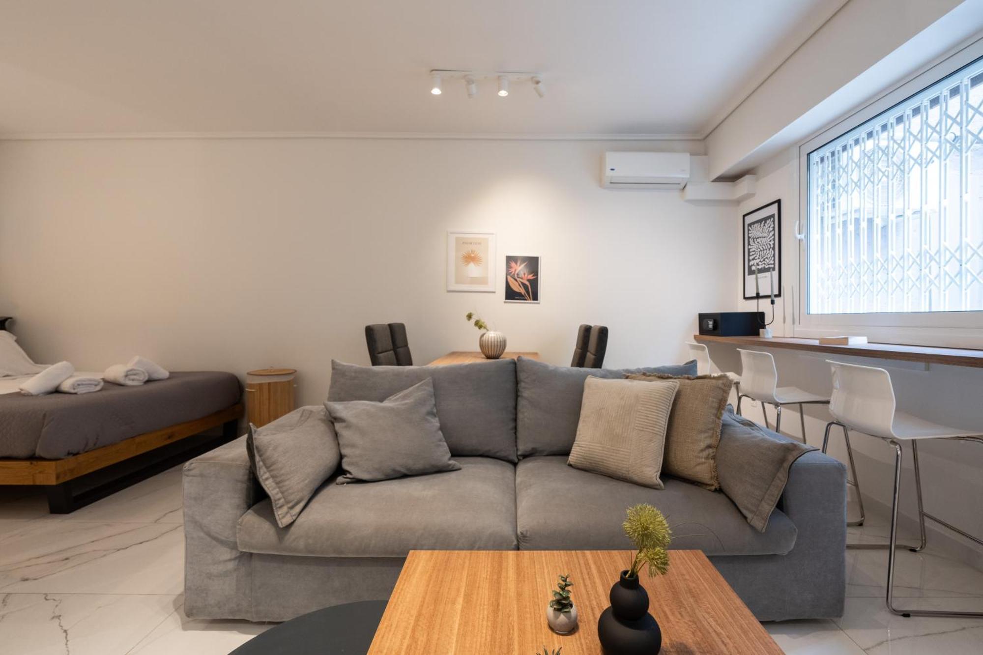 *kolonaki Chic* Minimalist In